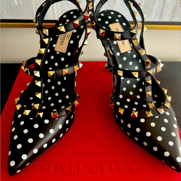 Very Elegant Valentino Garavani Classic Rockstud pumps! Brand new in box! 38.5 - Picture 16 of 16